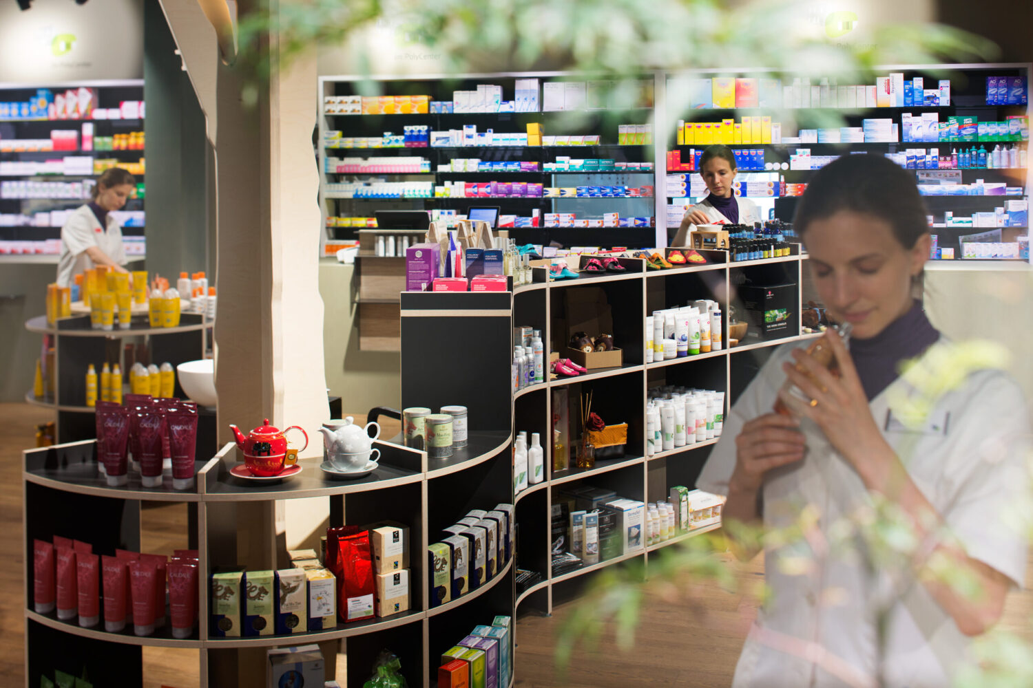 APOTHEKE POLY CENTER LAUPEN BY GLOBAL SHOP DESIGN