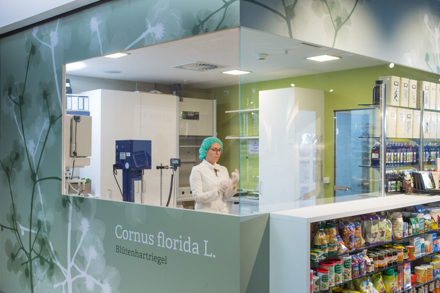 APOTHEKE POLY CENTER LAUPEN BY GLOBAL SHOP DESIGN