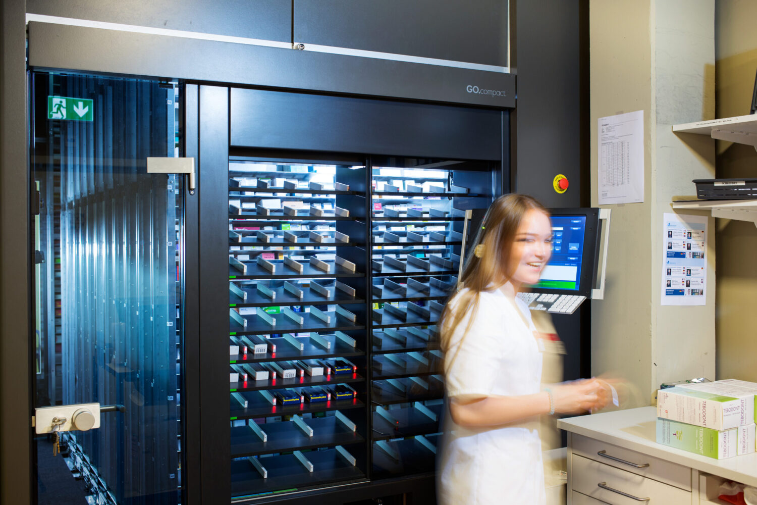 APOTHEKE POLY CENTER LAUPEN BY GLOBAL SHOP DESIGN