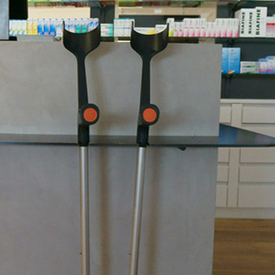 krückenhalter Apothekeneinrichtung detail krücken
